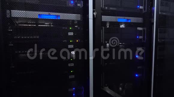 数据中心的服务器服务器架在现代数据中心关闭云计算数据中心服务器机房运动视频的预览图
