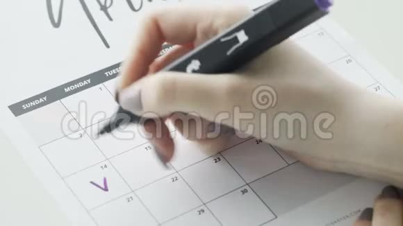 女人用紫罗兰的手笔写日历词假期视频的预览图