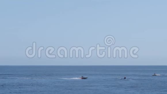 在尼斯法兰西海岸外的地中海上享受水上运动的游客著名的卵石海滩视频的预览图