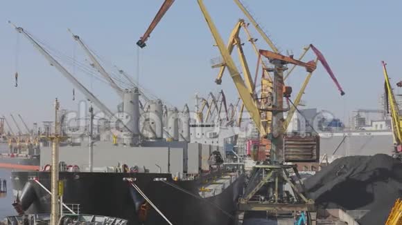 在港口装载一艘油轮在海港装载一艘货船拥有大型船只和起重机的港口视频的预览图