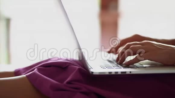一个快速在笔记本电脑键盘上打印文本的女人的手被近距离射击女士们正在工作视频的预览图