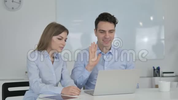 商务人士同事在电脑上在线视频聊天视频的预览图