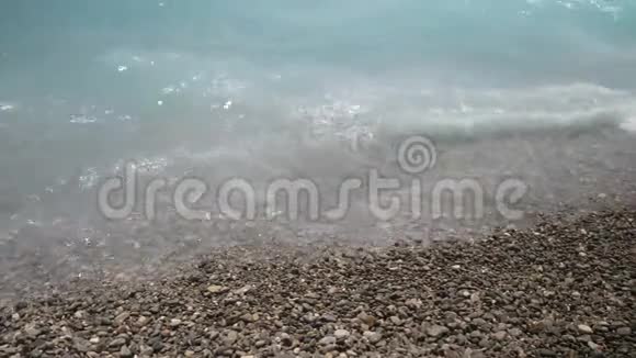 慢动作接近清晰的绿松石蓝色波浪撞击法国尼斯著名的卵石海滩地中海视频的预览图