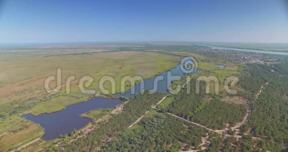 乌克兰Bessarabia景观森林河流和田野的鸟瞰图视频的预览图