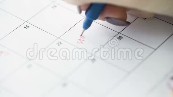 女人用红笔书写日历开始节食视频的预览图
