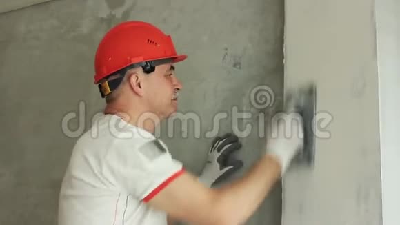 专家对齐房间里的墙修理房子视频的预览图