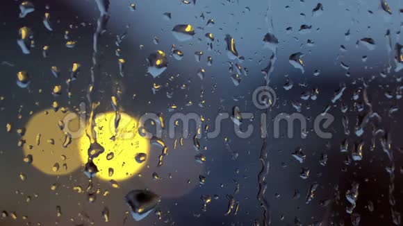 雨天窗上的雨滴视频的预览图