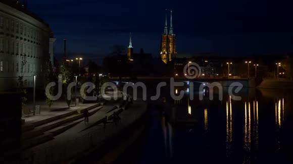 在Wroclaw大教堂夜景中的青少年视频的预览图