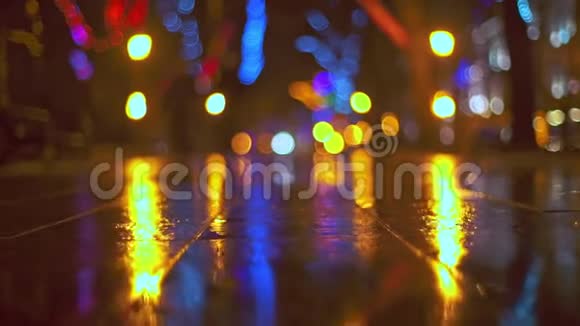 夜间潮湿街道的低角度拍摄灯光模糊布克海上长廊或PrimorskyBulva视频的预览图