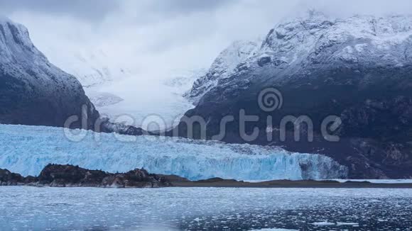 阴天的蓝色冰川视频的预览图