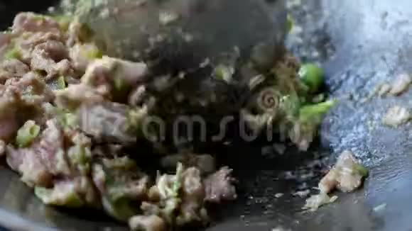 泰国辣辣椒酱和猪肉炒后用热油煮成炒锅泰国菜视频的预览图