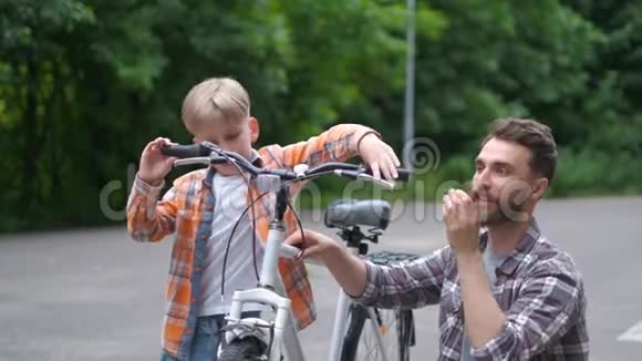 父亲教儿子骑自行车父子家庭观念视频的预览图