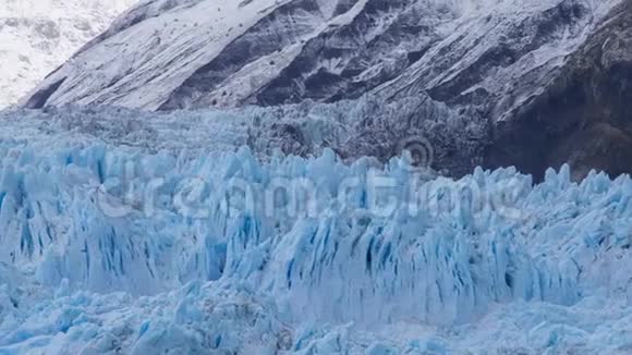 阴天的蓝色冰川视频的预览图
