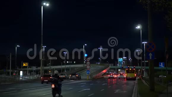 夜间城市交通高架桥有公交车视频的预览图