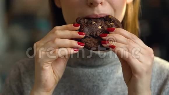 女人在咖啡馆里吃巧克力饼干视频的预览图