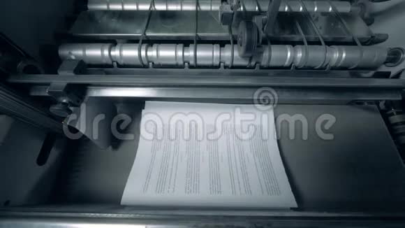 带有文字的印刷纸在传送带上顶部视图视频的预览图