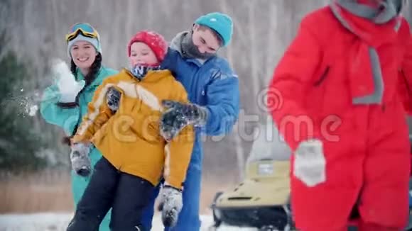 冬季森林一家人穿着五颜六色的衣服在森林里玩得很开心奔向镜头慢动作视频的预览图