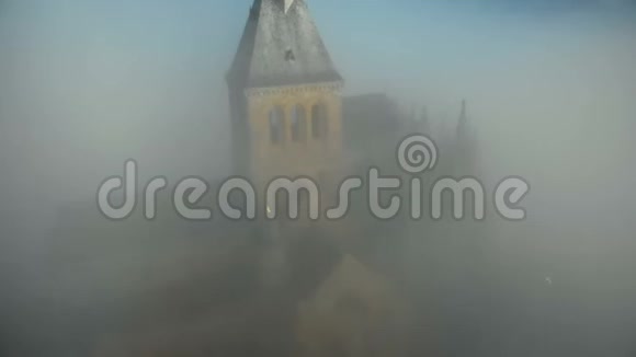 大气空中特写镜头神秘的圣米歇尔岛要塞修道院下厚厚的深灰色雾云视频的预览图