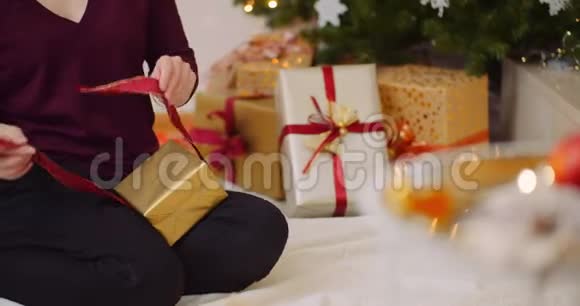 家中礼品盒上有魅力的女人视频的预览图