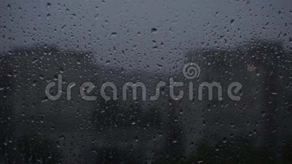 雨滴快速落在窗户玻璃上雷电我的背景视频的预览图