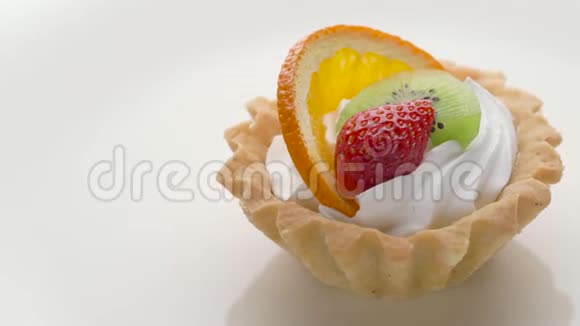 新鲜自制的草莓橘子和猕猴桃水果馅饼视频的预览图
