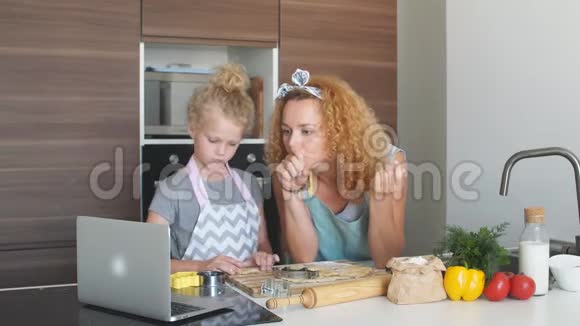 儿童和妇女在面团中切饼干幸福的家庭和童年视频的预览图