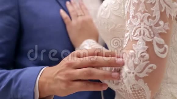 新婚夫妇的手在婚礼当天特写视频的预览图