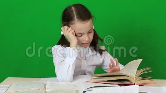 悲伤的女孩写作芦苇做家庭作业的孩子视频的预览图