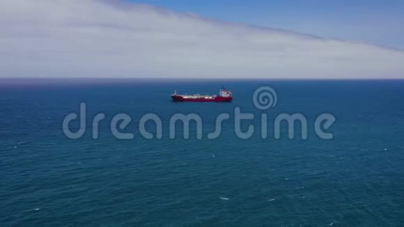 从海船的高度来看用于运输一艘装有封闭货舱的干货船停泊在附近视频的预览图