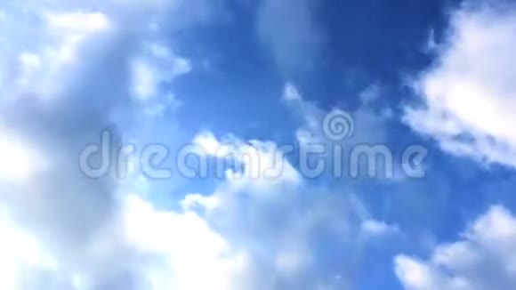 蓝天的时间流逝白云从右边到左边的框架蓝色的飞机快速移动的云视频的预览图