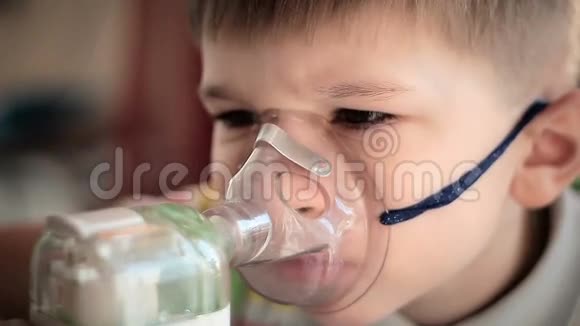 有吸入器的孩子4岁视频的预览图