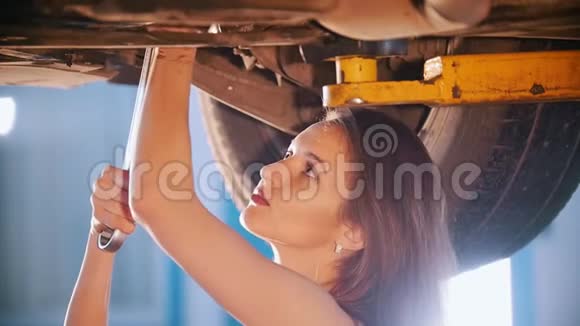 机械师女孩用扳手修理汽车关门视频的预览图