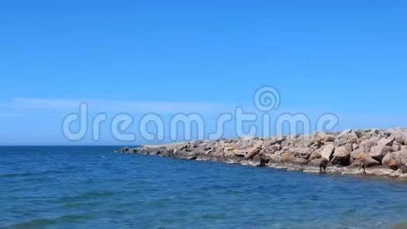 大自然海景背景野生海岸带石蓝天碧水晴天视频的预览图