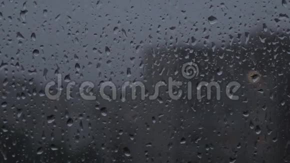雨滴快速落在窗户玻璃上雷电我的背景视频的预览图