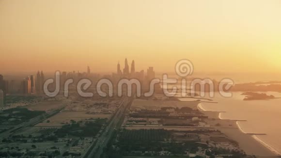 日落时迪拜朱美拉海岸住宅区鸟瞰视频的预览图