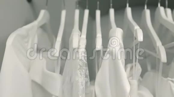 挂在衣架上的婚纱时尚造型新娘沙龙内部视频的预览图