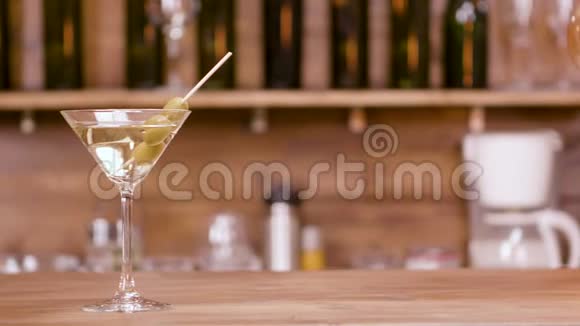 一杯马提尼酒在酒吧背景上的滑动镜头视频的预览图