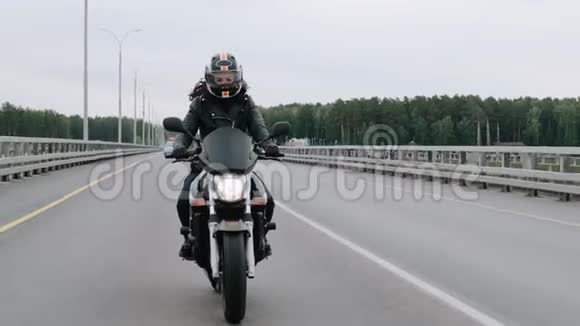 性感女孩骑摩托车概念冒险自由4一个戴着黑色头盔骑摩托车的女孩视频的预览图