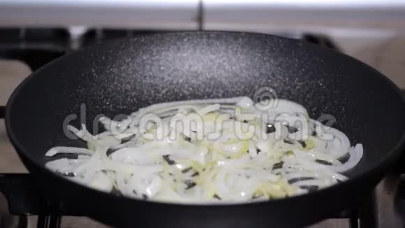 人在煎锅里搅动洋葱视频的预览图