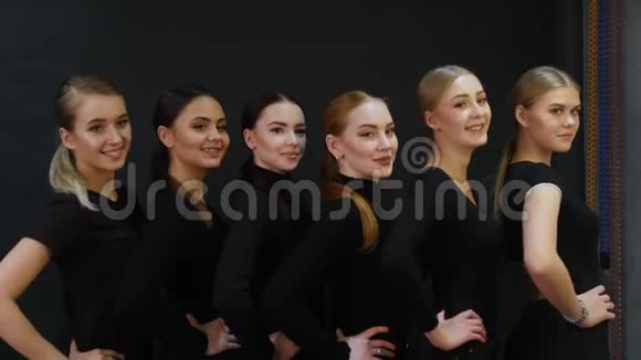 年轻女子模特们在摄影棚里拍照六种不同类型的模型相互站在一起视频的预览图