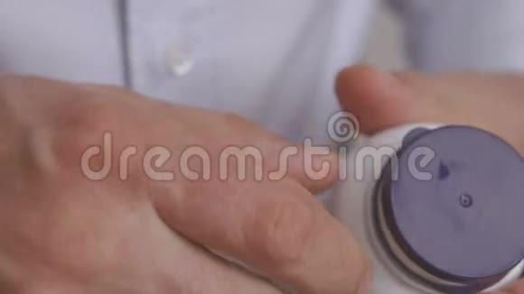 一名男子拔出欧米茄3胶囊的手的特写视频的预览图