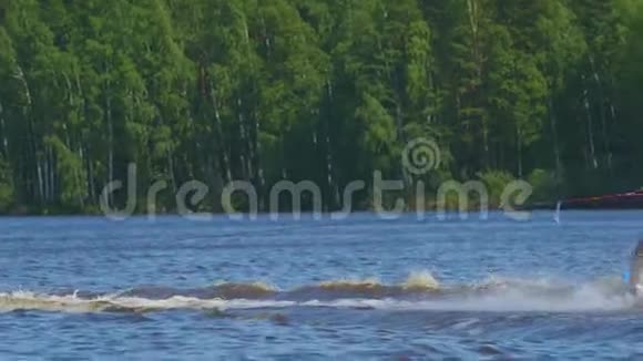 一个十几岁的男孩正在学习在河上滑水视频的预览图