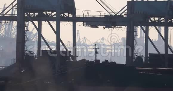 卸下一艘巨大的煤船视频的预览图