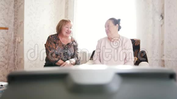 两位老太太坐下来放松看电视视频的预览图