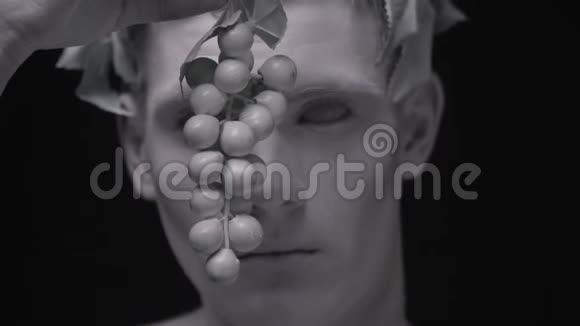 活的大理石雕像从一串葡萄后面偷窥视频的预览图