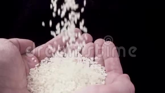 米饭倒在男人手心里视频的预览图