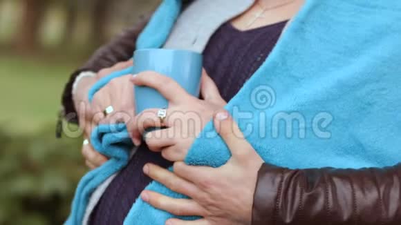 高清丈夫正在拥抱他怀孕的妻子近距离射击视频的预览图