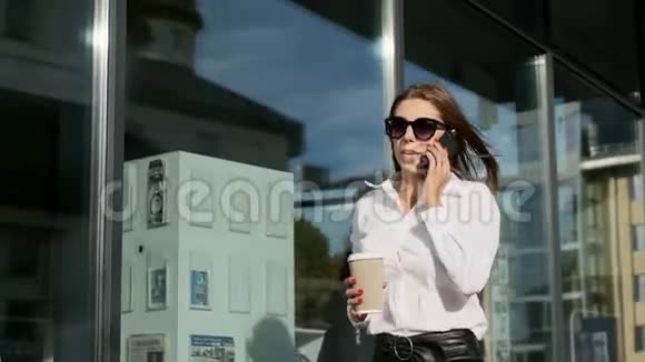 街上漂亮的女商人视频的预览图