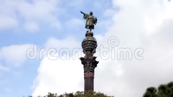 克里斯托弗哥纪念碑在西班牙巴塞罗那时间推移云在背景中移动加泰罗尼亚语视频的预览图