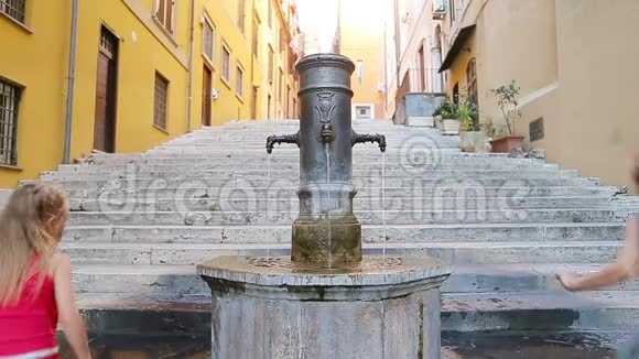 意大利罗马炎热的夏日可爱的女孩从街头喷泉喝水视频的预览图